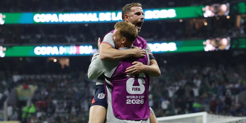 Jordan Henderson nhận được sự động viên từ các đồng đội tuyển Anh